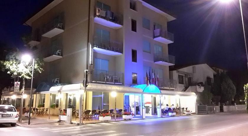 Hotel Fornaro Caorle Extérieur photo